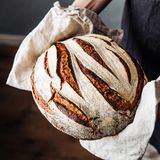 Auf ganz natürlichem Weg findet sich auch im Brot Alkohol. Wenn die Hefe die Kohlenhydrate aus dem Mehl verstoffwechselt, entsteht CO2. Und Alkohol. Ein Großteil des Alkoholgehalts verschwinden zwar beim Backen, aber Brot kann bis zu 0,3 Prozent Alkohol enthalten.
