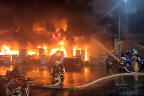 Hochhausbrand in Taiwan: Feuerwehrleute bei den Löscharbeiten