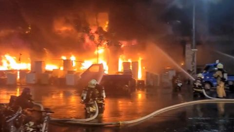 Hochhausbrand in Taiwan: Feuerwehrleute bei den Löscharbeiten