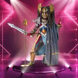 Erstmals gibt es bei "The Masked Singer" auch eine starke weibliche Figur: die Heldin. Trotz des martialischen Aussehens betont der Sender ProSieben, dass es sich um keinen gewalttätigen Charakter handelt. Normalerweise lebe die Heldin friedlich im Wald und lege Schwert, Helm und Schutzpanzer extra für die Gesangsshow an, heißt es.