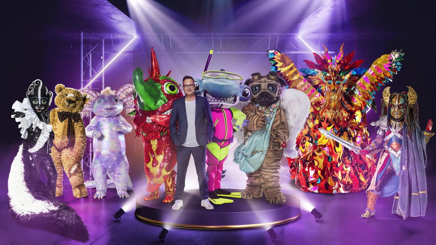 ProSieben-Show: Moderator Matthias Opdenhövel mit den bislang bekannten acht Kostümen. Zwei werden erst zum Start der neuen Staffel enthüllt. Los geht's am Samstag, 16. Oktober, um 20.15 Uhr auf ProSieben. An den Ratetischen sitzen wieder Ruth Moschner und Rea Garvey, die sich zusammen mit einem wechselnden Gast Gedanken machen, wer hinter den Masken stecken könnte. Moderator Matthias Opdenhövel mit den bislang bekannten acht Kostümen. Zwei werden erst zum Start der neuen Staffel enthüllt. Los geht's am Samstag, 16. Oktober, um 20.15 Uhr auf ProSieben. An den Ratetischen sitzen wieder Ruth Moschner und Rea Garvey, die sich zusammen mit einem wechselnden Gast Gedanken machen, wer hinter den Masken stecken könnte.