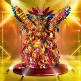 Bei dieser lodernden Gestalt handelt es sich um den Phoenix. Das ist ein mythischer Vogel, der am Ende seines Lebenszyklus verbrennt, um aus seiner Asche wieder neu zu erstehen. Ob ihm das auch bei "The Masked Singer" gelingen wird?