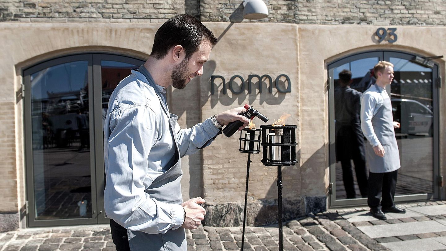 Gourmet-Genuss: Noma in Kopenhagen  Erst Anfang Oktober wurde das Noma von Chefkoch René Redzepi erneut auf Platz 1 der Liste "The World's 50 Best Restaurant" ausgezeichnet. Der Name setzt sich aus den dänischen Begriffen für "nordisch" und "Essen" ("nordisk" und "mad") zusammen. Die Speisekarte wechselt je nach Saison.  Preis: Lunchmenü mit korrespondierenden Weinen 658 Euro  Infos: https://noma.dk