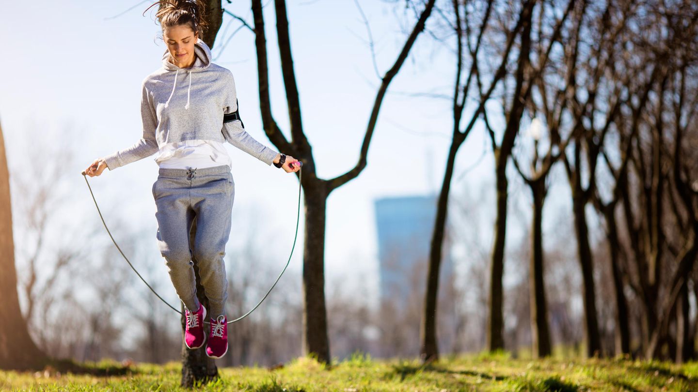 Fitnesstrend: Seilspringen: Warum das Work-out für drinnen und draußen effizienter ist als Joggen
