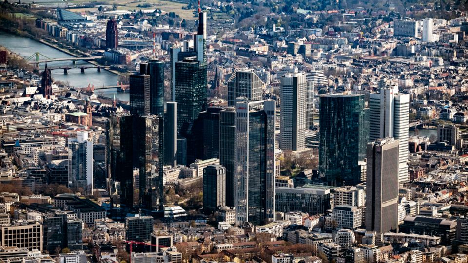Die Innenstadt von Frankfurt am Main mit dem Bankenviertel, aufgenommen als Luftbild von einem Flugzeug aus