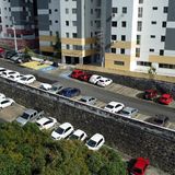 Unter dem Punkt "Öffentliche Lasten" darf der Vermieter die Grundsteuer auf den Mieter umlegen. Die Grunderwerbssteuer allerdings nicht. Auch die Grundsteuer auf Park- und Stellplätze darf umgelegt werden.