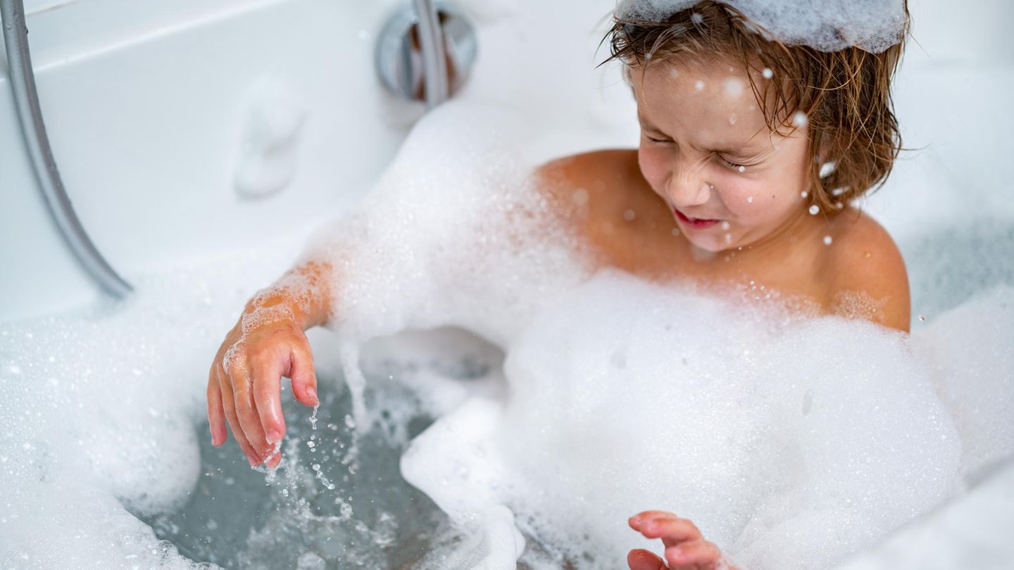 Unter dem Punkt "Wasserversorgung" darf der Vermieter folgendes abrechnen: Verbrauch, Grund­gebühr, Wartungs­kosten, Strom (für den Wasserzähler) und die Abrechnungskosten. Die Kosten für die Erwärmung des Wasser allerdings nicht. 