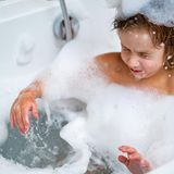 Unter dem Punkt "Wasserversorgung" darf der Vermieter folgendes abrechnen: Verbrauch, Grund­gebühr, Wartungs­kosten, Strom (für den Wasserzähler) und die Abrechnungskosten. Die Kosten für die Erwärmung des Wasser allerdings nicht. 