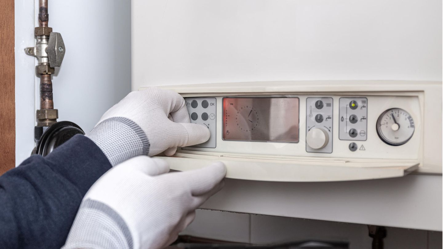 Stammen Wärme für die Wohnung und fürs Wasser aus einer Anlage, darf der Vermieter die Brennstoffkosten dafür umlegen - allerdings muss er dies rechnerisch anteilig trennen. 