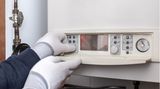 Stammen Wärme für die Wohnung und fürs Wasser aus einer Anlage, darf der Vermieter die Brennstoffkosten dafür umlegen - allerdings muss er dies rechnerisch anteilig trennen. 