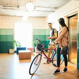 Gibt es einen Lift im Haus, darf der Vermieter die Kosten für Betriebsstrom, Aufsicht, Überwachung und (regelmäßige) Wartung umlegen. Verwaltungskosten aber oder die Ausgaben für die Instandsetzung sind nicht umlagefähig. Erledigt die Firma die Wartung und die Reparatur, müssen 30 bis 50 Prozent der Gesamtrechnungssumme herausgerechnet werden.