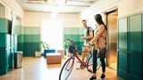 Gibt es einen Lift im Haus, darf der Vermieter die Kosten für Betriebsstrom, Aufsicht, Überwachung und (regelmäßige) Wartung umlegen. Verwaltungskosten aber oder die Ausgaben für die Instandsetzung sind nicht umlagefähig. Erledigt die Firma die Wartung und die Reparatur, müssen 30 bis 50 Prozent der Gesamtrechnungssumme herausgerechnet werden.