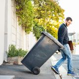 Sämtliche laufende Kosten für die Straßenreinigung und die Müllentsorgung sind umlagefähig. Das gilt auch für eine Müllpresse oder einen Müllschlucker, die Betriebskosten dürfen auf die Mieter abgewälzt werden. Auch die Beseitigung von Schnee und Eis zahlen die Mieter. Einmalig anfallende Kosten wie Sperrmüll oder Schuttabfälle dürfen nicht umgelegt werden - eigentlich. Einmalige Entrümpelungsaktionen müssen Mieter nicht zahlen. Ordert der Vermieter jährlich Sperrmüll, darf er die Kosten umlegen.