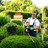 Die Kosten für die Pflege der Grünanlage und das Personal sind umlagefähig. Macht der Hausmeister den Job mit, dann müssen die Ausgaben entsprechend gekürzt werden. 