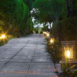 Der beleuchtete Garten und der Weg zum Haus, die Beleuchtung im Treppenhaus oder in Gemeinschaftsräumen: Die Kosten für diese Punkte darf der Vermieter umlegen. Allerdings: Geht etwas kaputt, sind die Reparaturkosten nicht umlagefähig. 