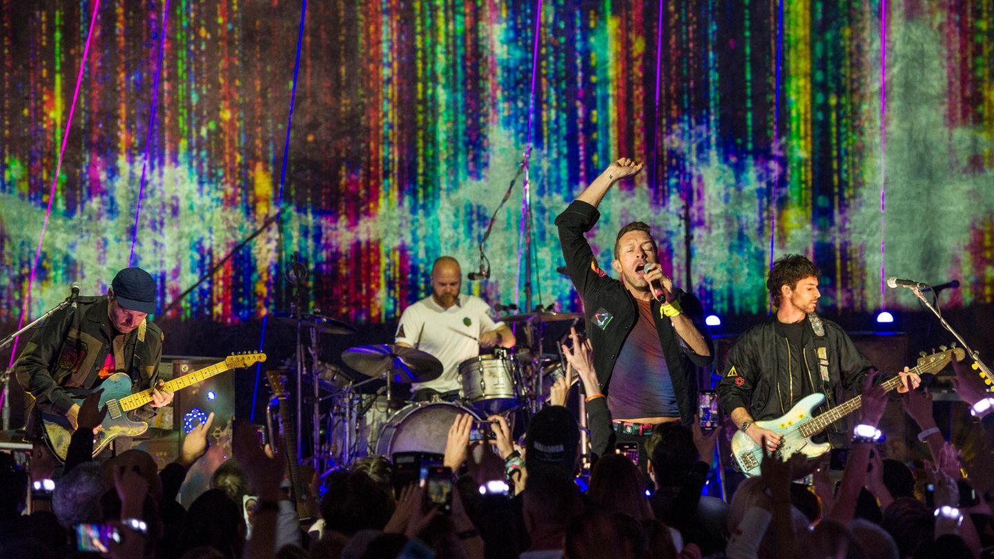 Coldplay steht auf der Bühne und performt
