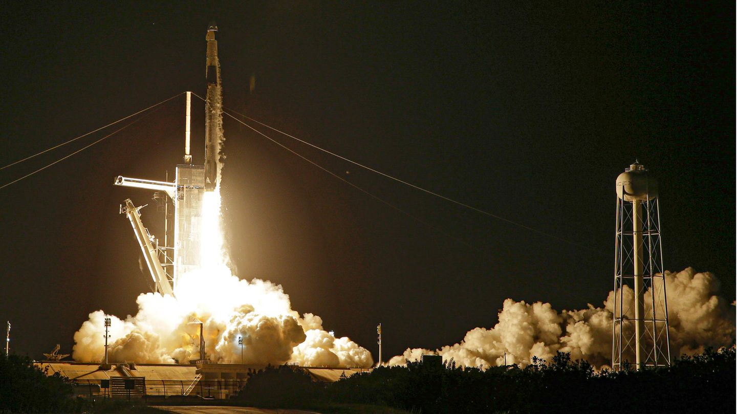 Edel verreisen: Ausflug ins Weltall Exklusiver kann eine Reise kaum sein: Denn der Kreis derer, die sich nicht als professionelle Astronauten in die Erdumlaufbahn haben befördern lassen, ist äußerst klein. Das Bild vom 15. September zeigt den Start einer Falcon9-Rakete des Raumfahrtunternehmens SpaceX in Florida mit vier Touristen an Bord – zum ersten Mal in der 60-jährigen Geschichte der bemannten Raumfahrt. Preis: sales@spacex.com Infos: www.spacex.com Ausflug ins Weltall Exklusiver kann eine Reise kaum sein: Denn der Kreis derer, die sich nicht als professionelle Astronauten in die Erdumlaufbahn haben befördern lassen, ist äußerst klein. Das Bild vom 15. September zeigt den Start einer Falcon9-Rakete des Raumfahrtunternehmens SpaceX in Florida mit vier Touristen an Bord – zum ersten Mal in der 60-jährigen Geschichte der bemannten Raumfahrt. Preis: sales@spacex.com Infos: www.spacex.com