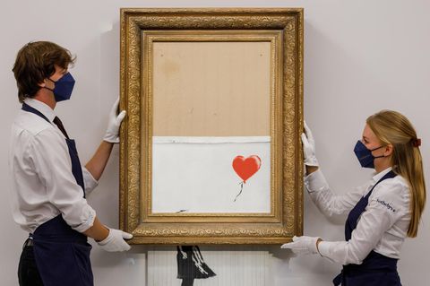 Mitarbeiter von Sotheby's zeigen das geschredderte Werk Girl with Balloon von Banksy