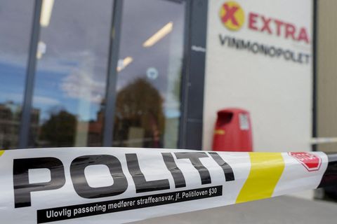 Ein Supermarkt ist als Tatort im norwegischen Kongsberg von der Polizei abgesperrt worden.