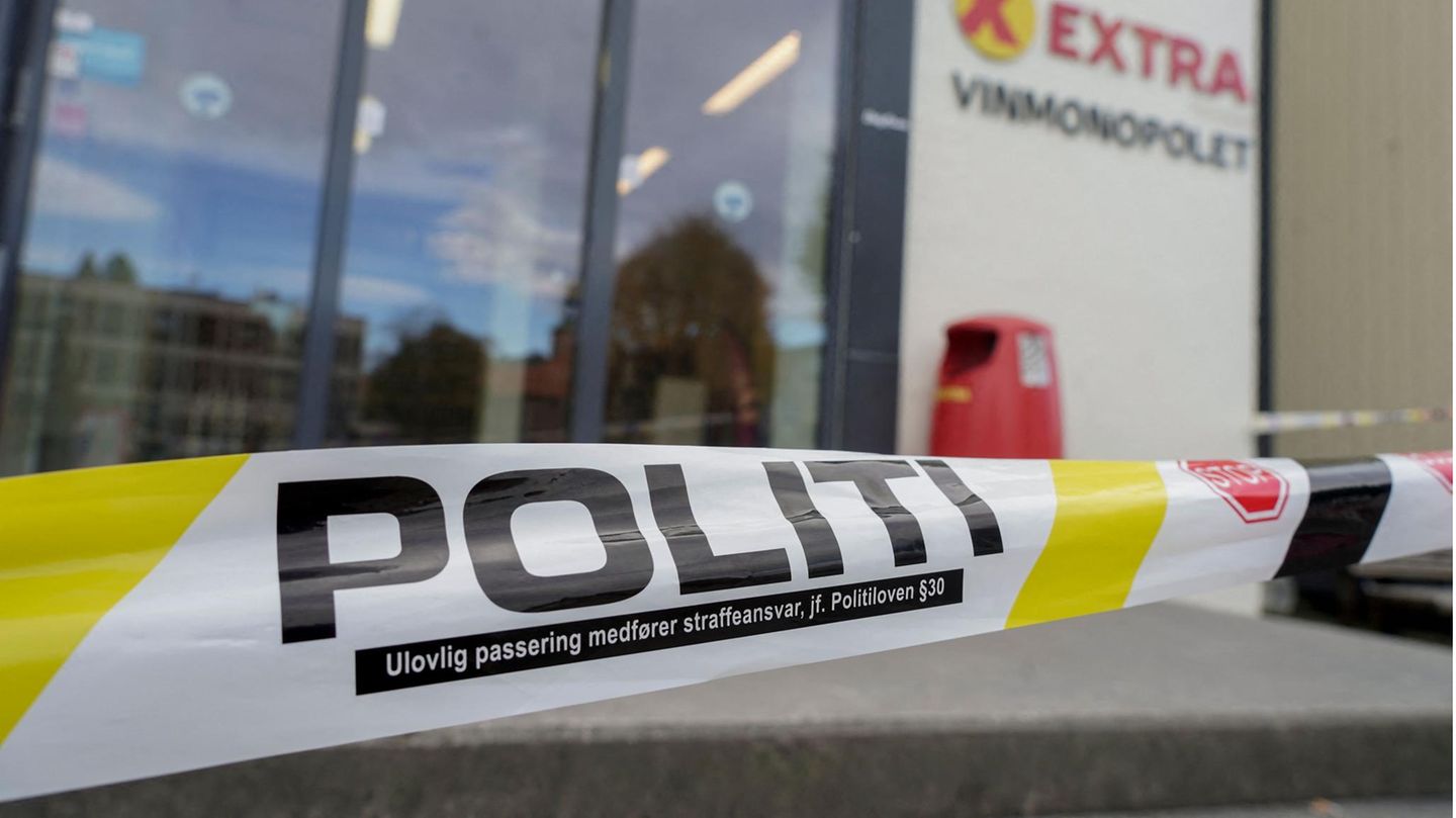 Ein Supermarkt ist als Tatort im norwegischen Kongsberg von der Polizei abgesperrt worden.