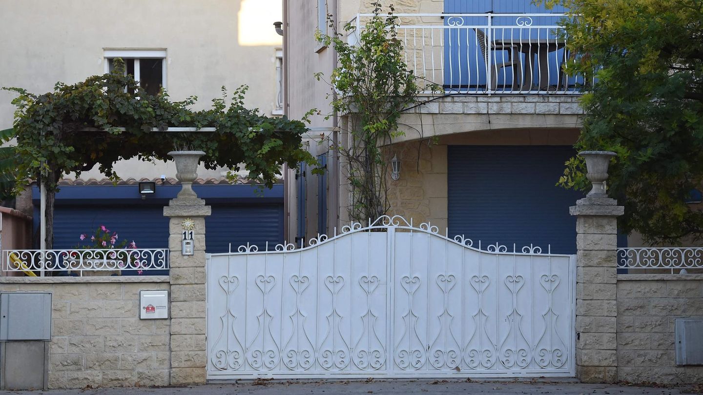 Frankreich, Agde: Die Läden eines Hauses sind verschlossen, wo Sicherheitskräfte eine enthauptete Frau fanden