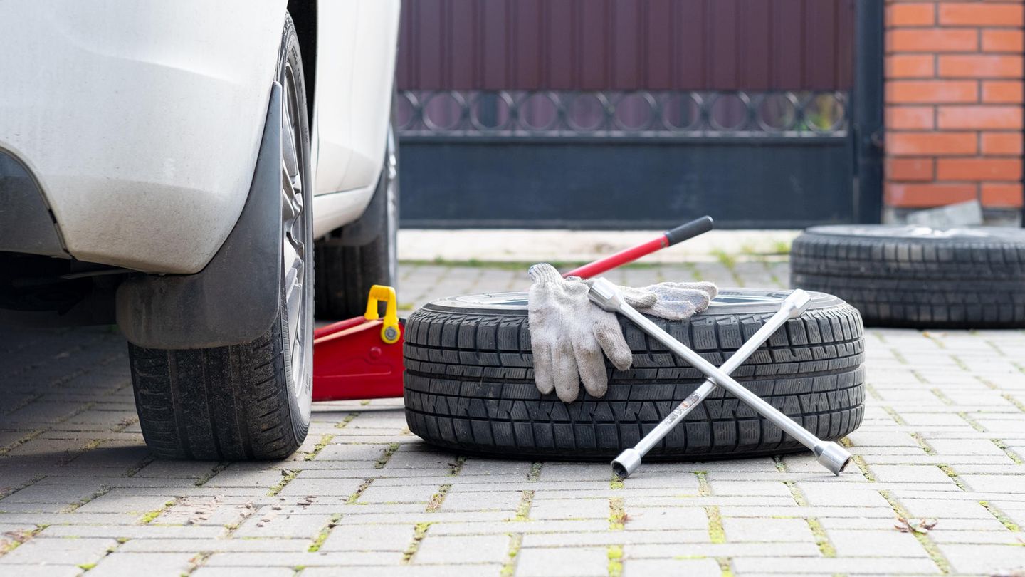 Reifenwechsel im Herbst: Tipps & Tricks für eine sichere Montage Reifenwechsel selber machen: Radkreuz und Räder liegen neben einem PKW