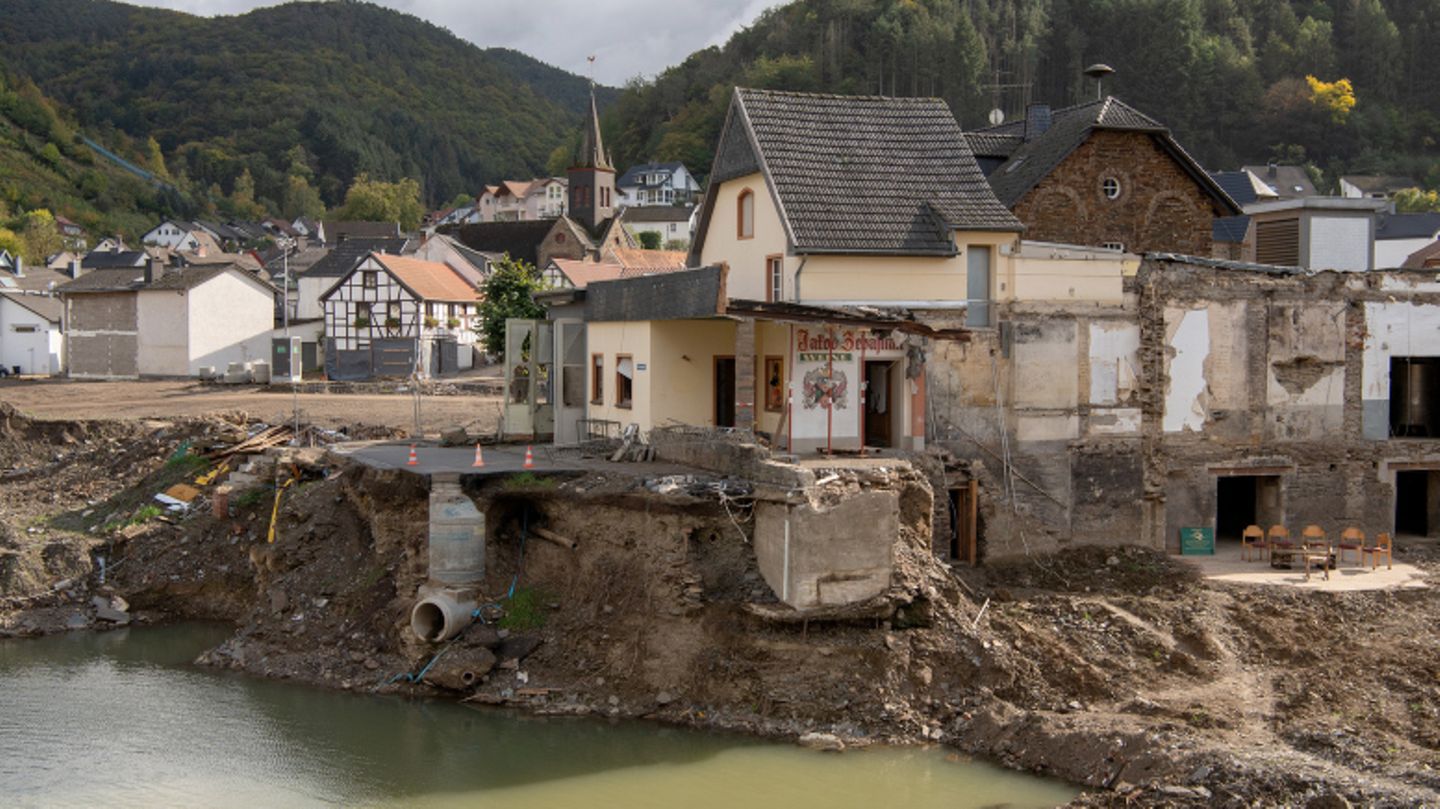 Weitgehend zerstört präsentiert sich der Ortskern von Rech im Ahrtal drei Monate nach der Flutkatastrophe