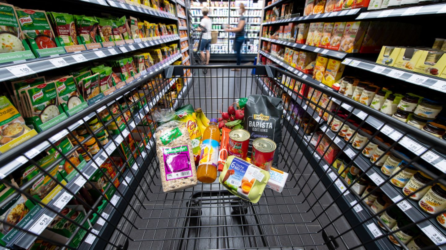 Verschiedene Lebensmittel liegen in einem Supermarkt in einem Einkaufswagen