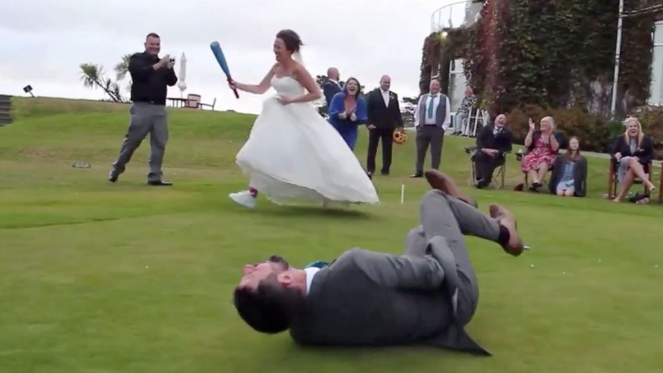 Hochzeit: Braut punktet beim Schlagball – der Bräutigam geht zu Boden