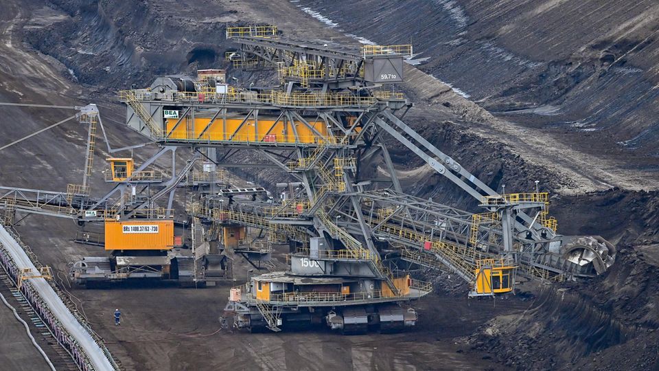 Brandenburg, Grießen: Förderanlagen stehen im Braunkohletagebau Jänschwalde der Lausitz Energie Bergbau AG (LEAG)