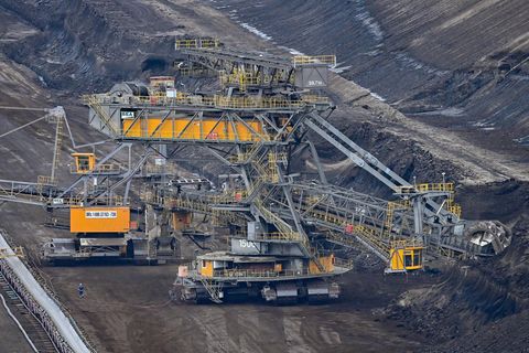 Brandenburg, Grießen: Förderanlagen stehen im Braunkohletagebau Jänschwalde der Lausitz Energie Bergbau AG (LEAG)