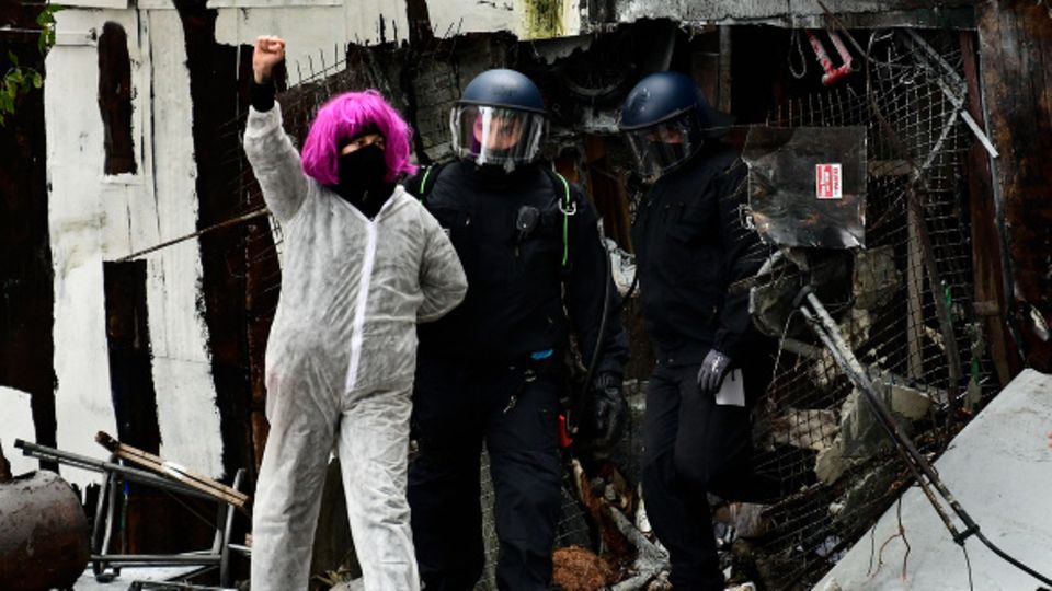 Polizei führt Frau ab