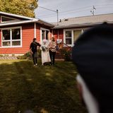 Die Braut Frankie King wird im Brautkleid in den Garten geführt. Ihr Mann Royce wartet mit verbundenen Augen auf sie