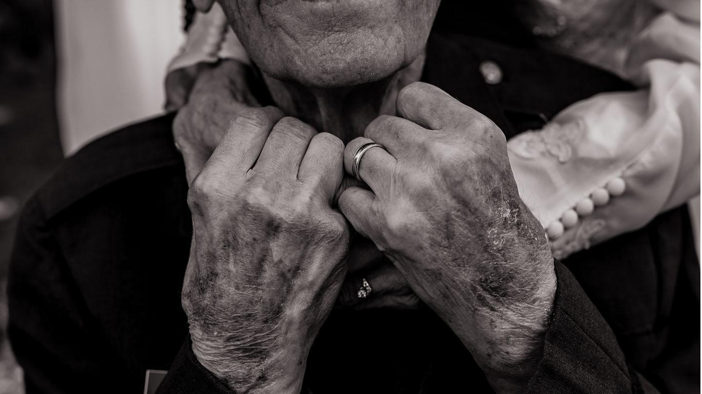 Hochzeitspaar umarmt sich