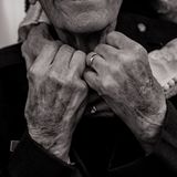 Hochzeitspaar umarmt sich