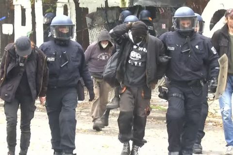 Video: Polizei stürmt linkes Wohnprojekt Köpi in Berlin
