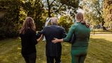 Royce King wird von Hospiz-Mitarbeitern in den Garten geführt, damit er dort auf seine Braut warten kann