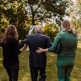 Royce King wird von Hospiz-Mitarbeitern in den Garten geführt, damit er dort auf seine Braut warten kann