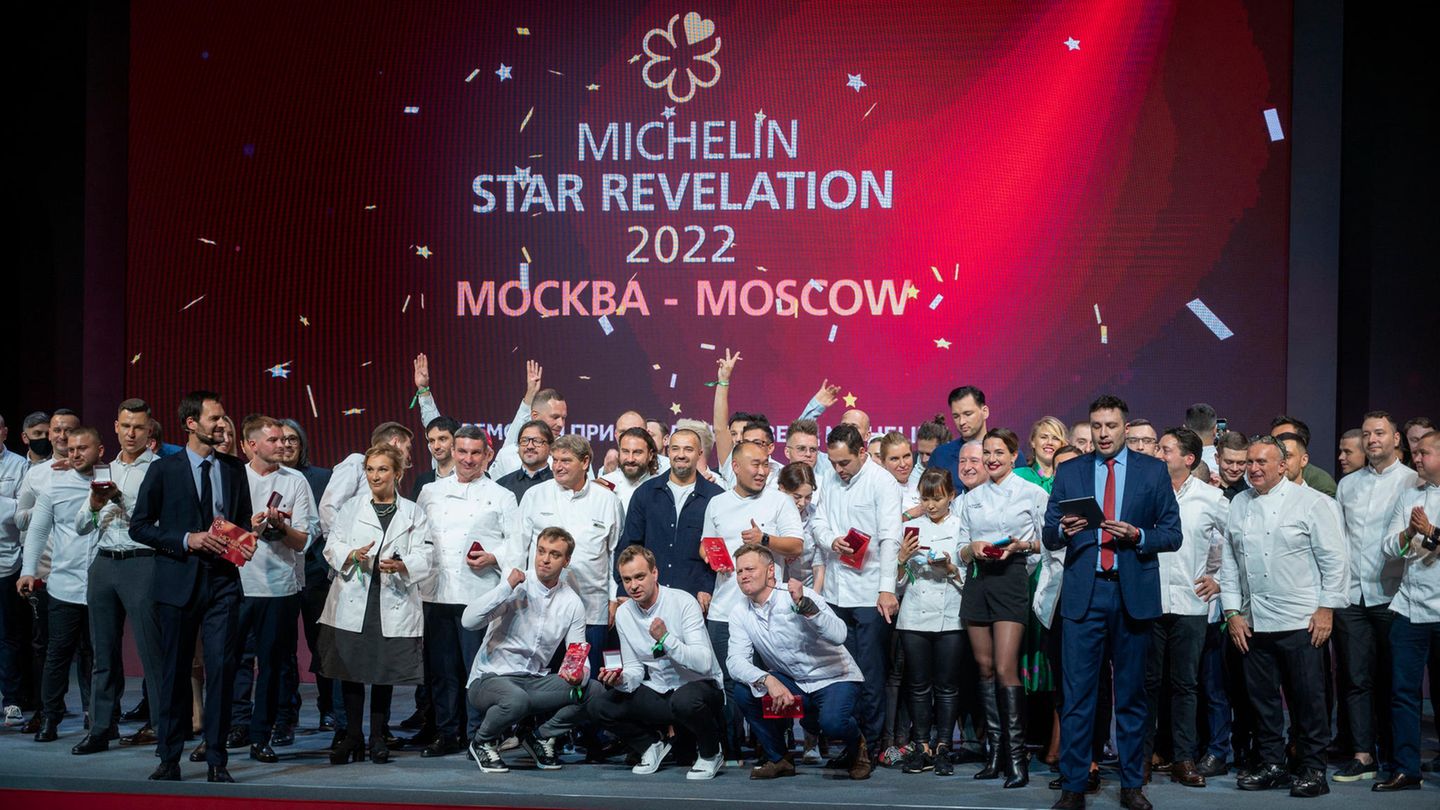 Verleihungszeremonie durch Vertreter des französischen Gastronomieführers Guide Michelin in der Konzerthalle des Zaryadye Parks für die Moskauer Restaurantchefs