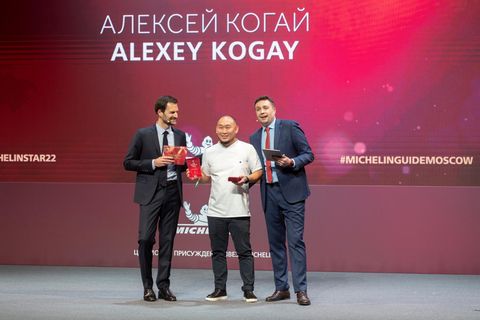 Der Chefkoch des Restaurants Sakhalin Alexej Kogaj (M) hat einen Michelin-Stern erhalten 