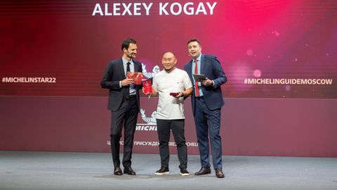 Der Chefkoch des Restaurants Sakhalin Alexej Kogaj (M) hat einen Michelin-Stern erhalten 