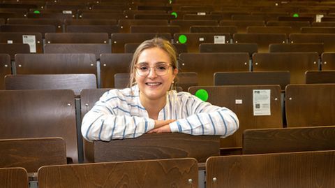Studentin sitzt im Hörsaal
