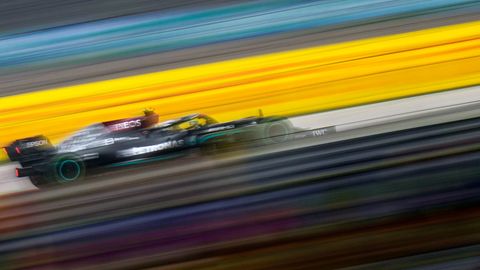 Bewegungsunschärfe: Valtteri Bottas im Mercedes