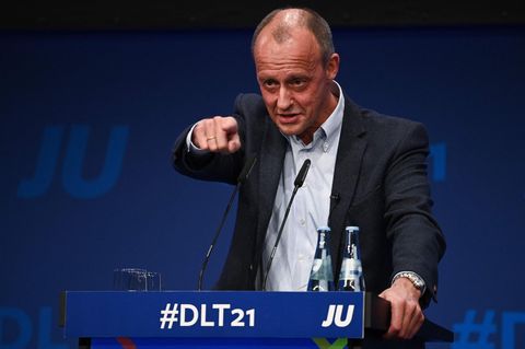 Friedrich Merz kämpferisch am Rednerpult auf dem JU-Jahrestreffen