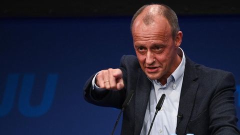 Friedrich Merz kämpferisch am Rednerpult auf dem JU-Jahrestreffen