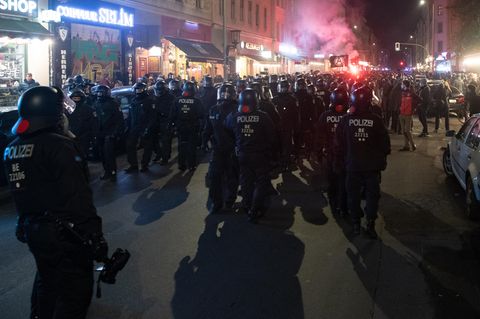 Berlins Polizei am Abend beim Protest gegen die "Köpi"-Räumung am Kottbusser Tor