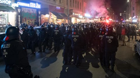 Berlins Polizei am Abend beim Protest gegen die "Köpi"-Räumung am Kottbusser Tor