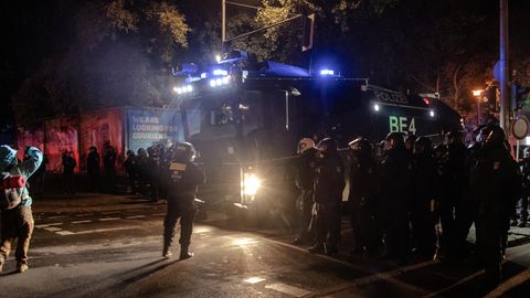 Berlin: Polizeibeamte stehen an der Köpenicker Straße, in der Nähe des heute geräumten "Köpis"