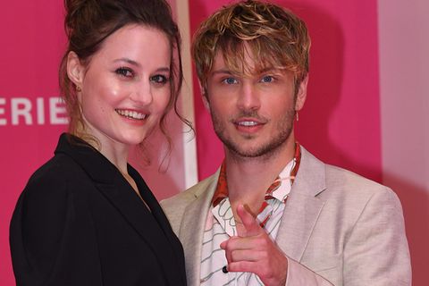 Dominique Devenport und Jannik Schümann posieren auf dem rosa Teppich