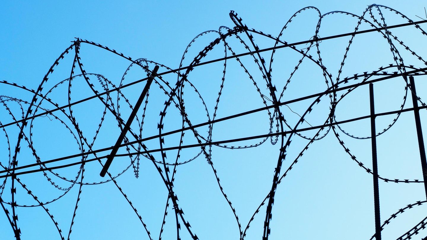 Stacheldraht vor blauem Himmel
